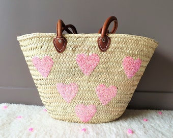 Panier tressé et brodé motif "coeurs" en sequins rose bonbon, anses longues en cuir - Fait main