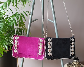 Sac pochette en daim clouté métal argenté et chaînette amovible