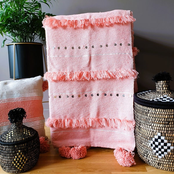 Plaid marocain en coton rose corail, froufrou, sequins, liserés argentés et pompons  - Fait main