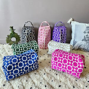 Trousse de toilette zippée en brocard marocain velours et fils dorés, poignet - 7 coloris disponibles - Fait main