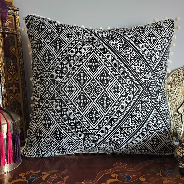 Housse de Coussin en Brocart marocain avec petits pompons décoratifs