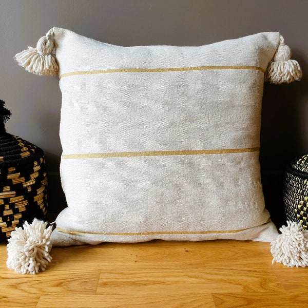 Housse de Coussin en coton beige écru et liserés doré, avec pompons - Fait main