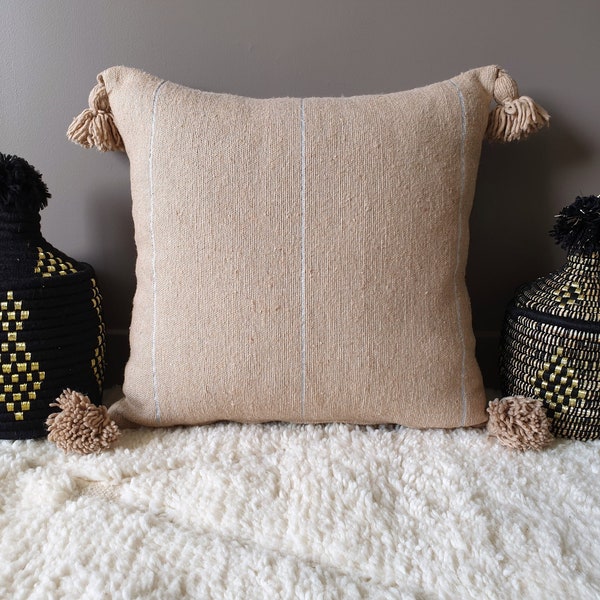 Housse de Coussin en coton beige camel et liserés argenté, avec pompons - Fait main