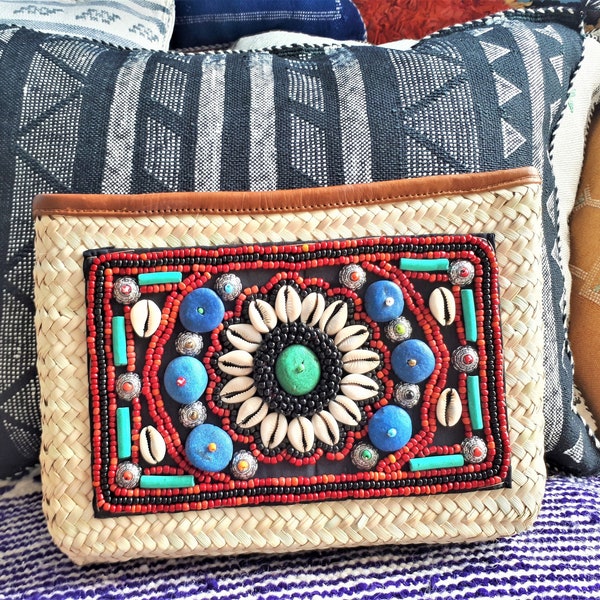 Pochette tressée avec décoration bijoux et bordure en cuir - Fait main