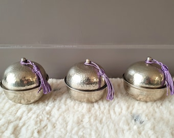 Boîte en métal argenté martelé, pendants en sabra - Fait main