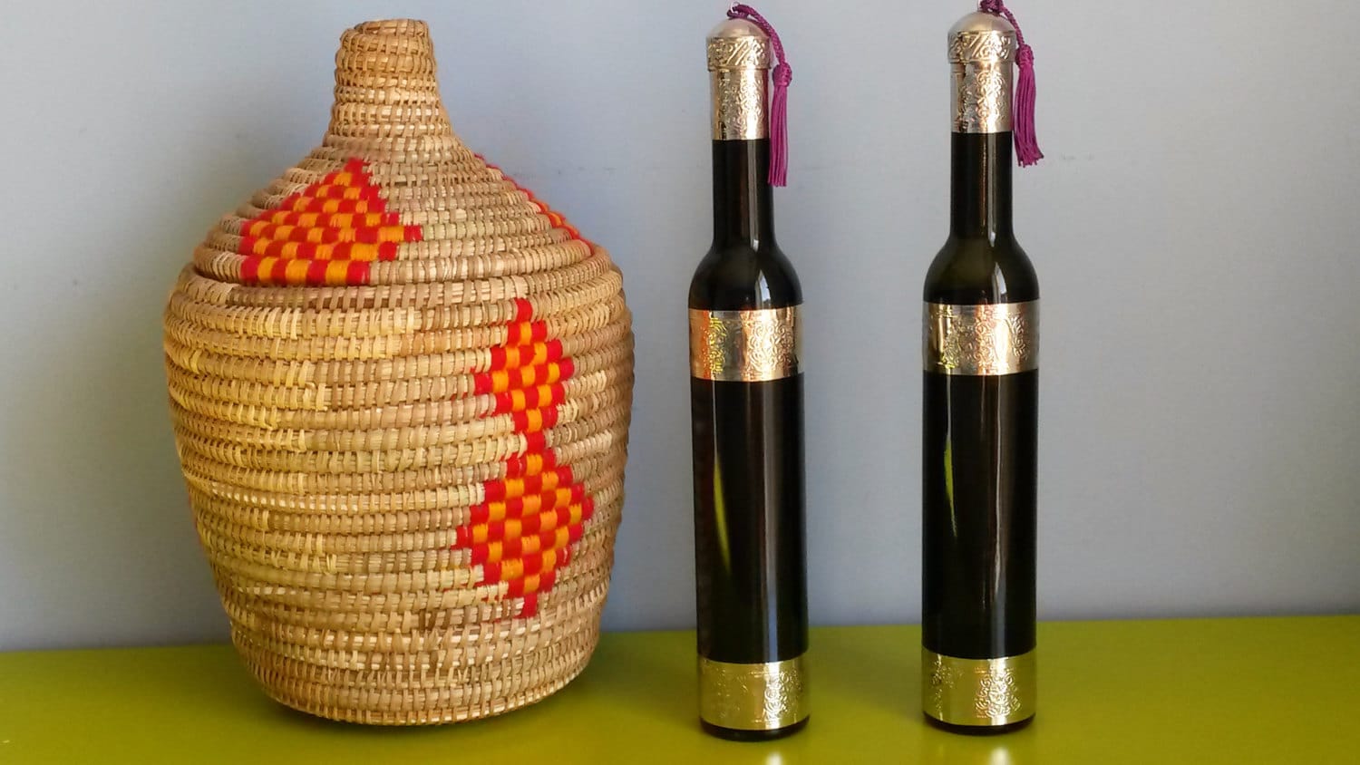 Bouteille en Verre Opaque avec Décorations Métal Martelé - Fait Main