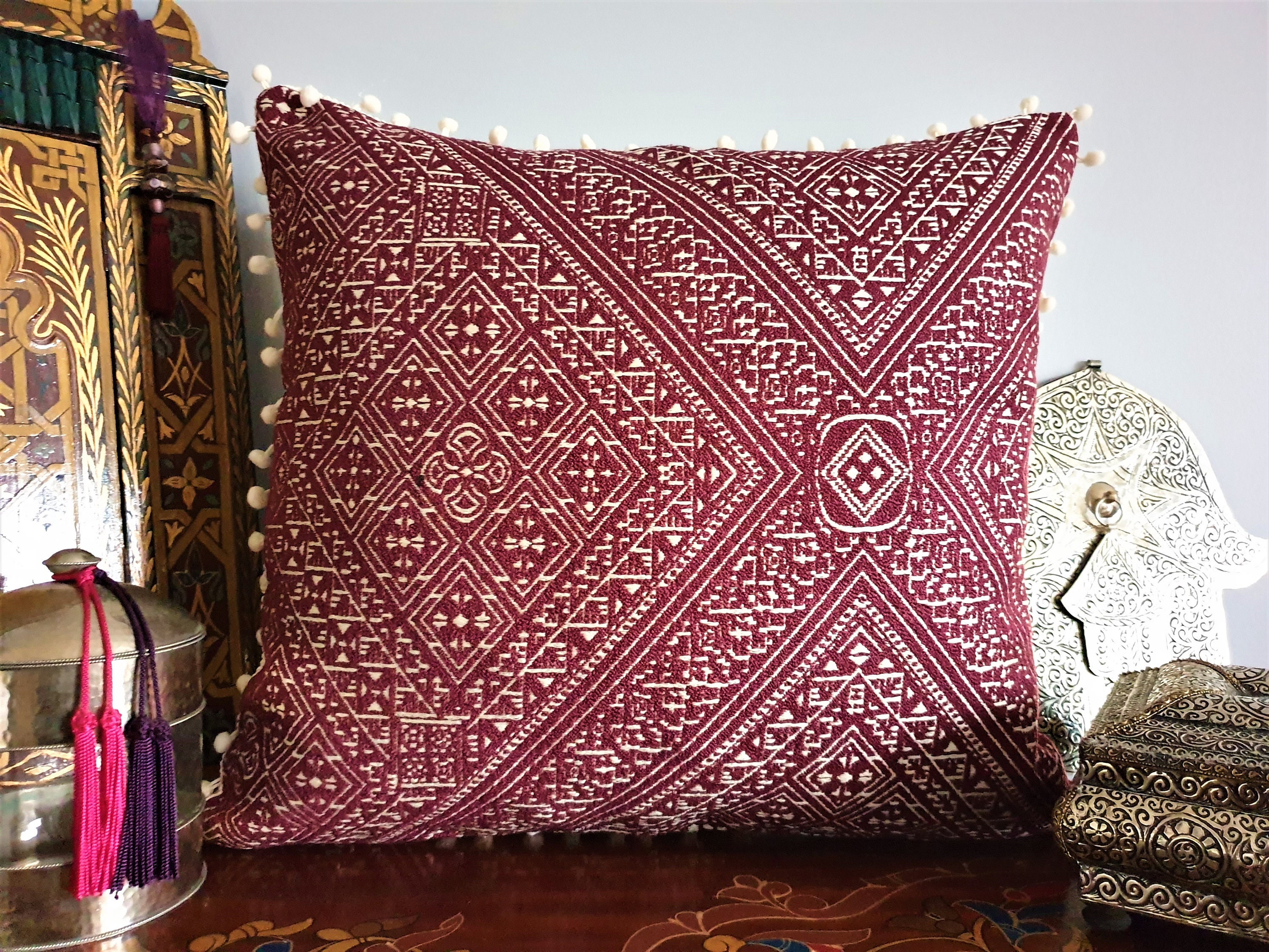 Housse de Coussin en Brocart Marocain avec Petits Pompons Décoratifs