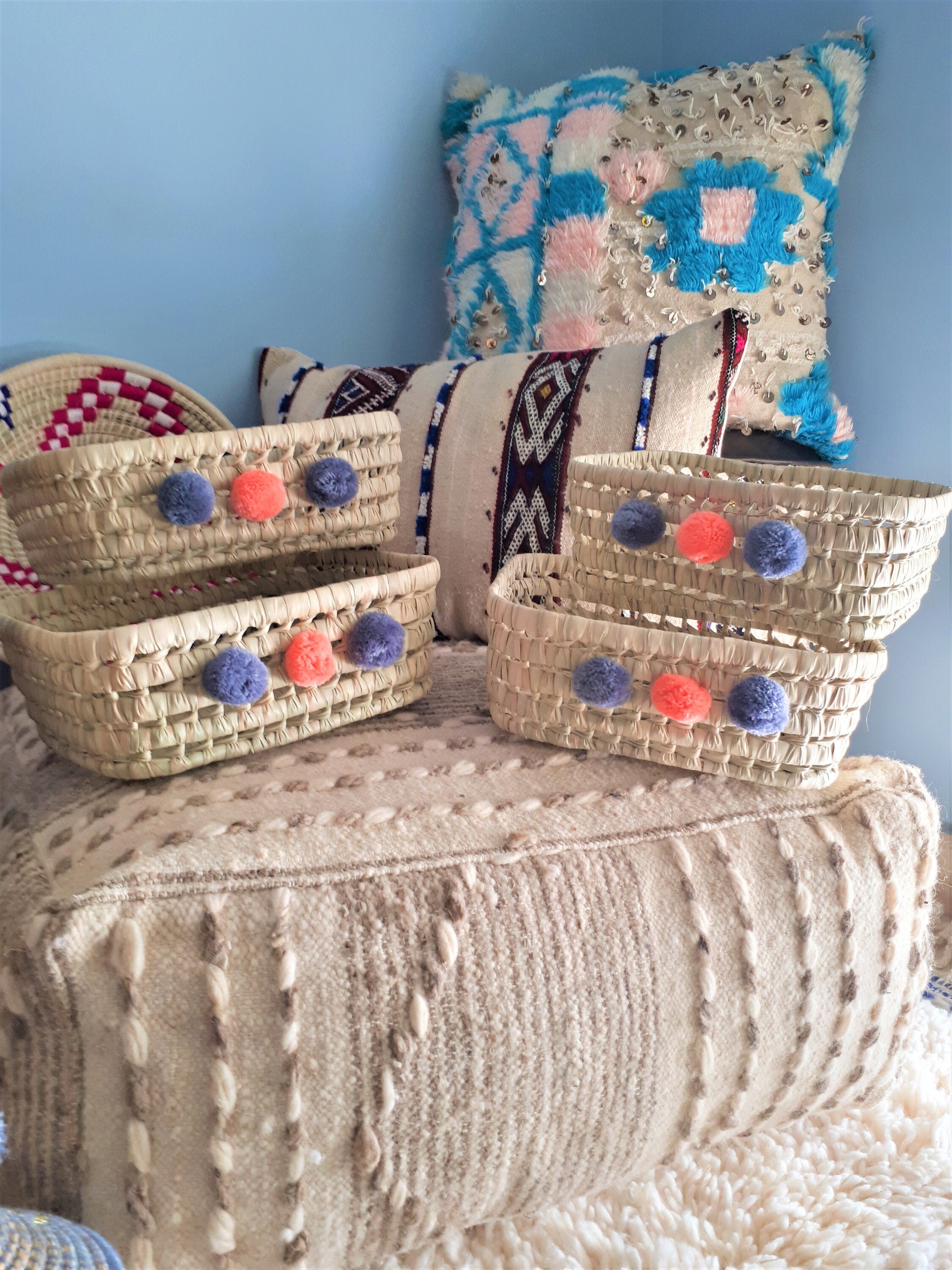 Lot de 2 Corbeilles Rangement Tissées à La Main avec Pompons - Osier et Laine