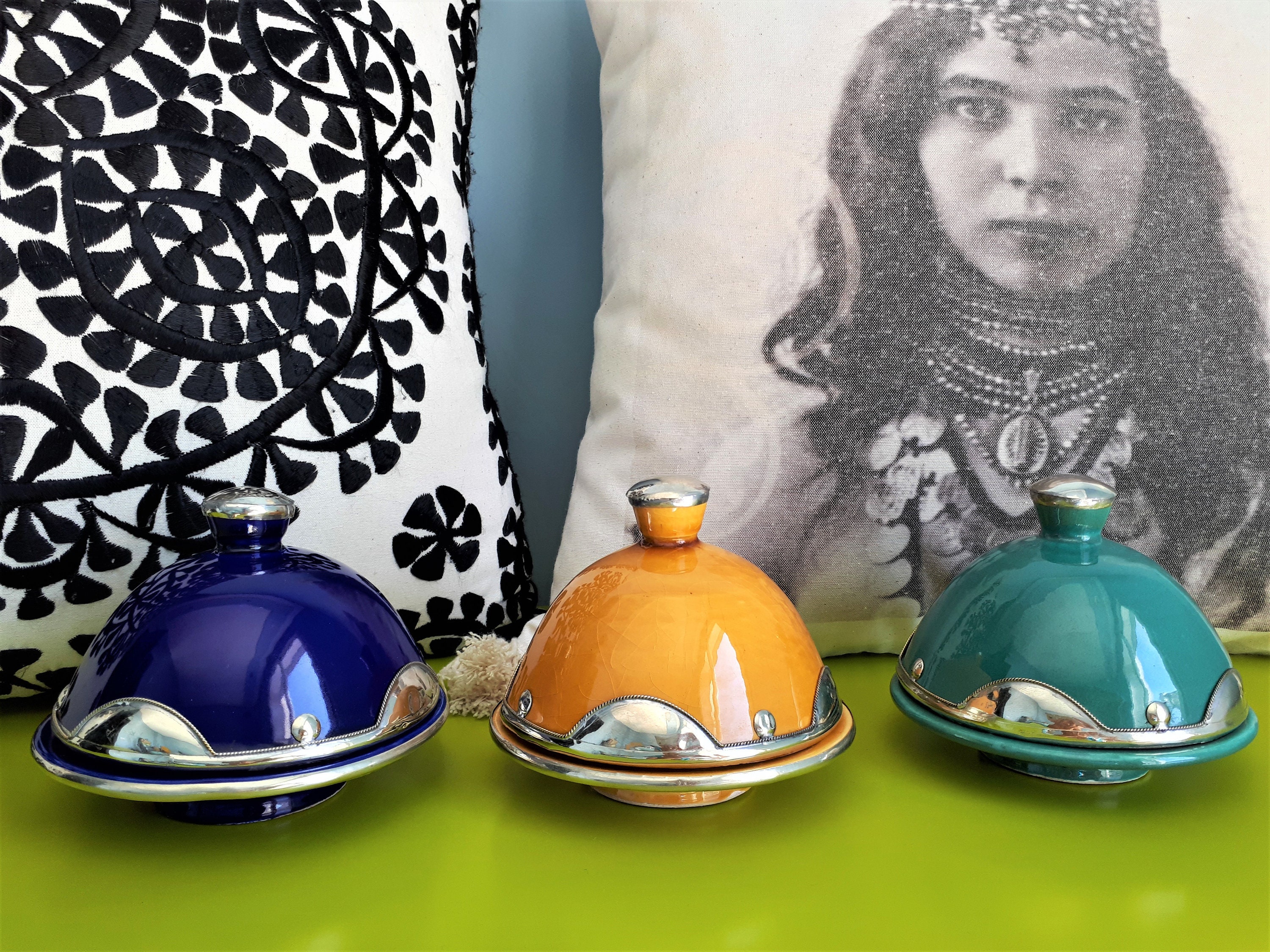 Poterie Tajine en Terre Cuite Vernissée et Cerclages Métal - Fait Main