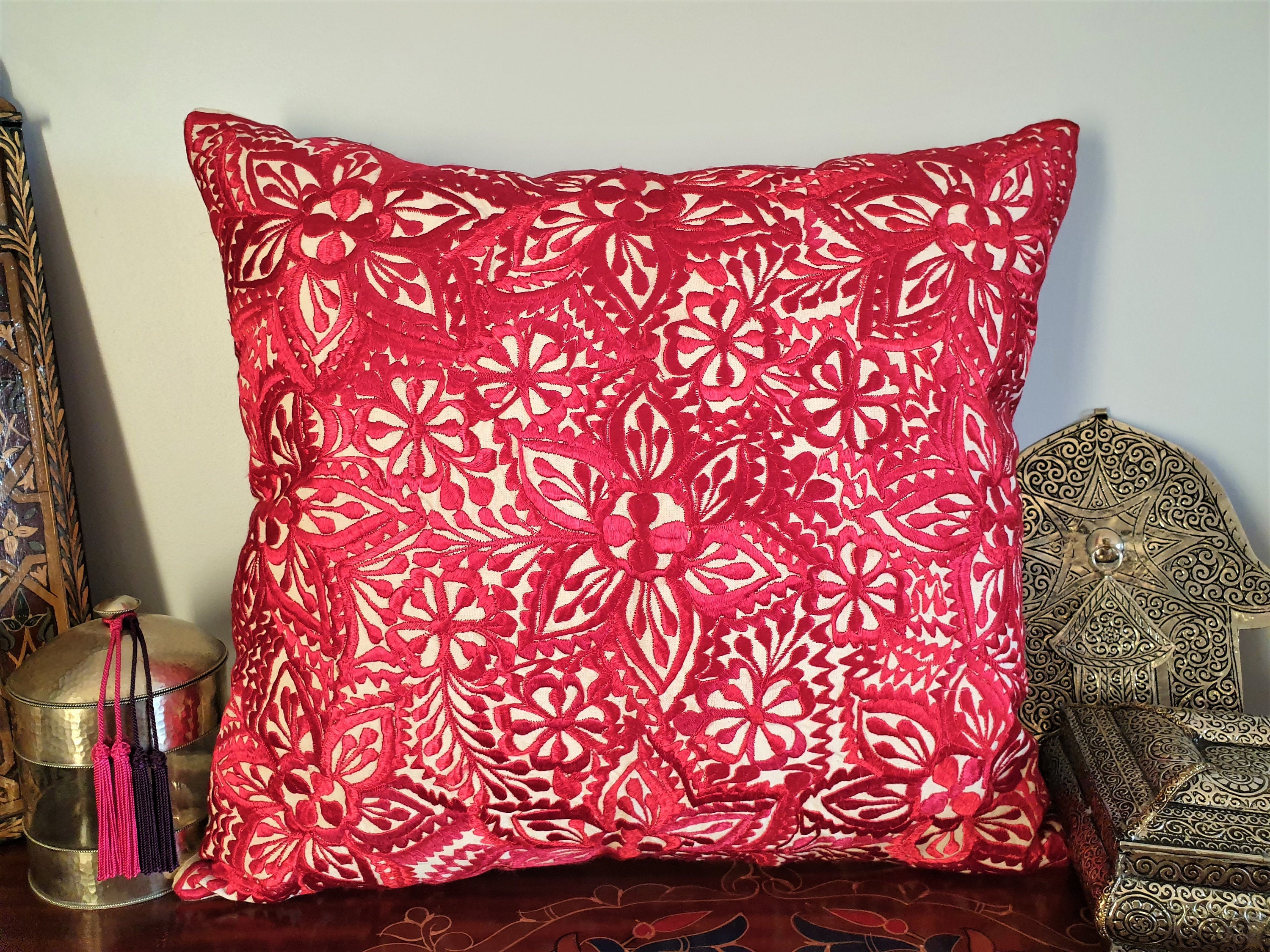 Housse de Coussin Brodée à La Main - Broderie Marocaine Rbati en Soie Naturelle