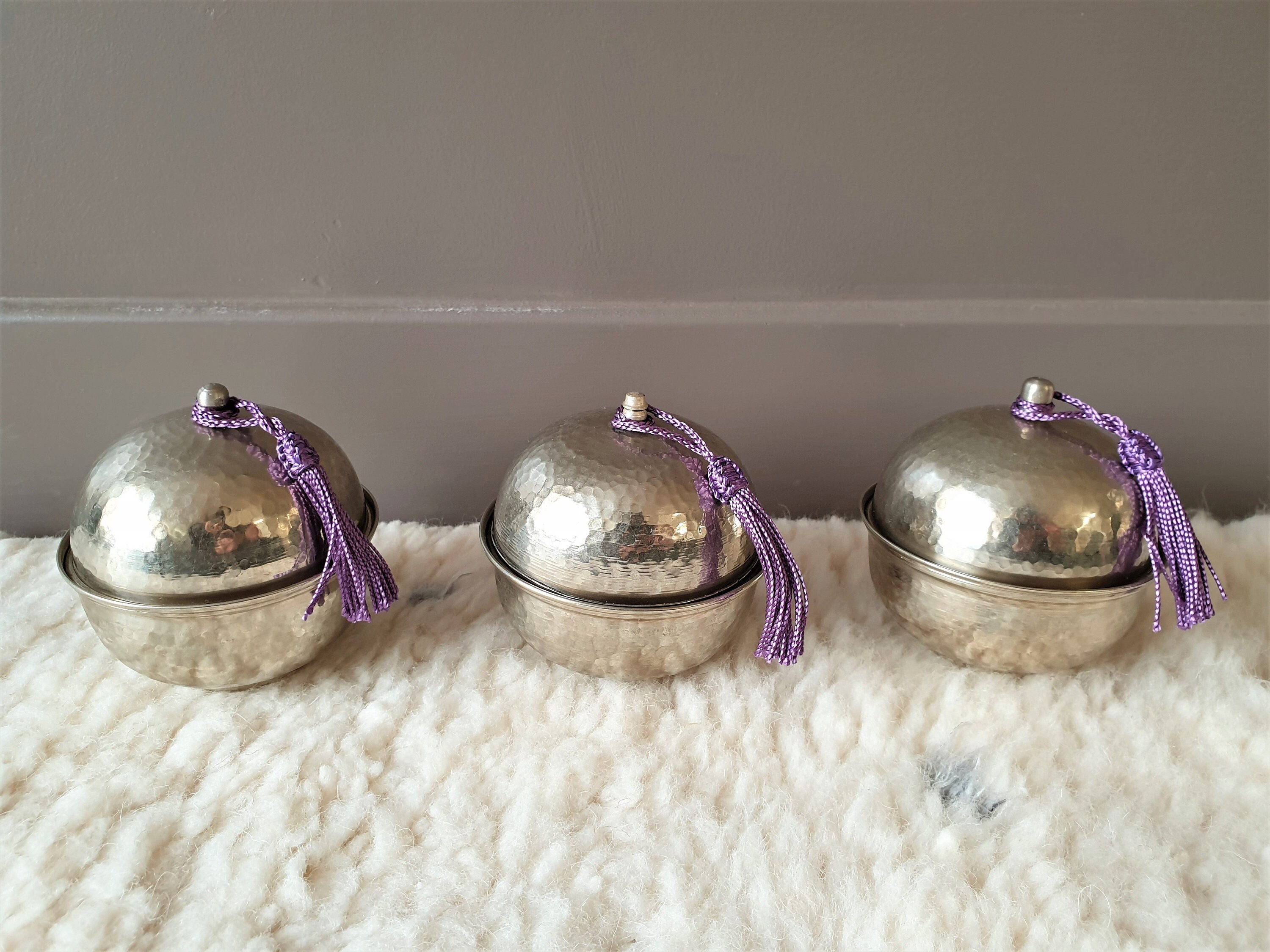 Boîte en Métal Argenté Martelé, Pendants Sabra - Fait Main