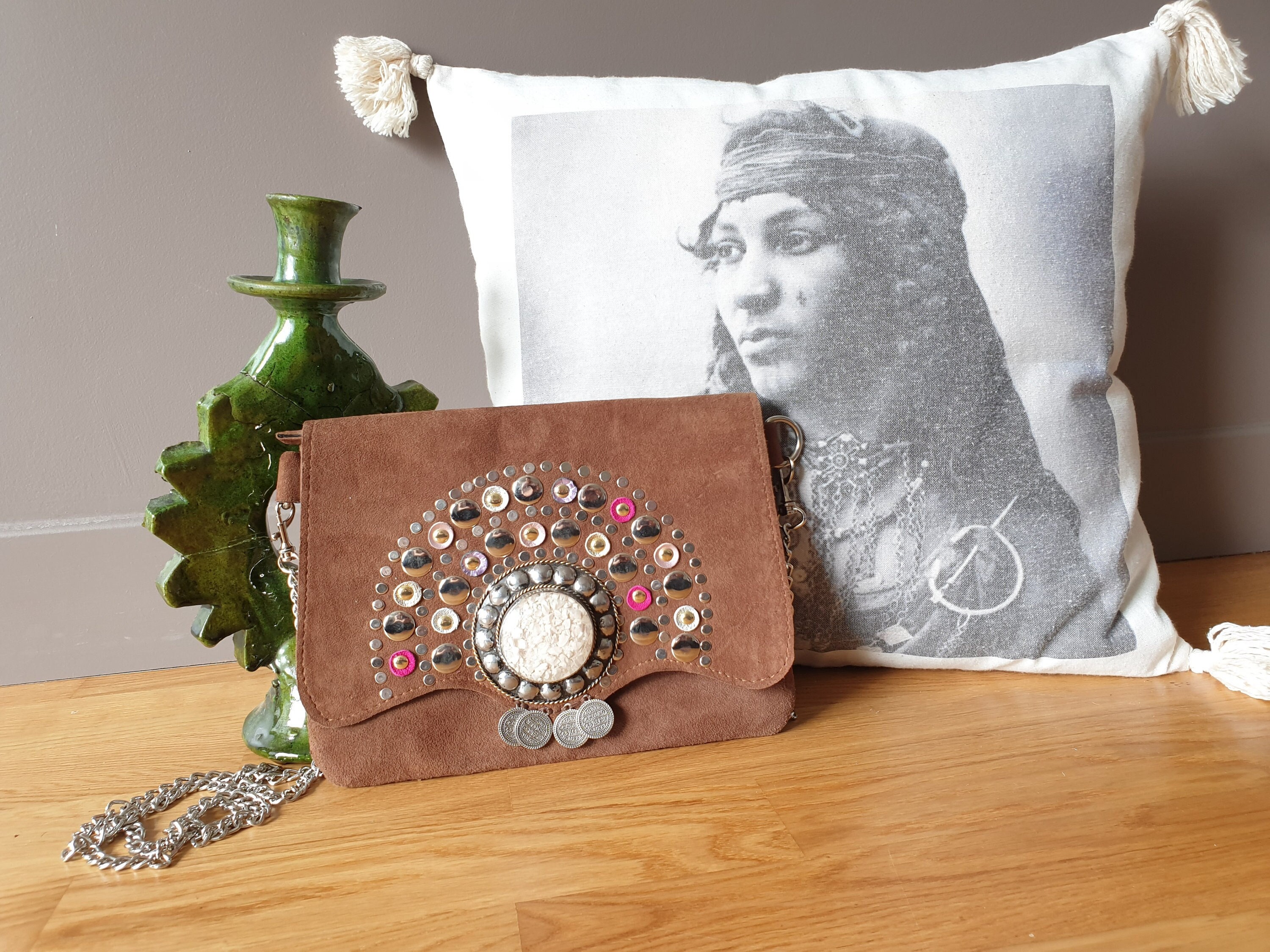 Sac pochette en daim clouté métal argenté, fermoir bijou et