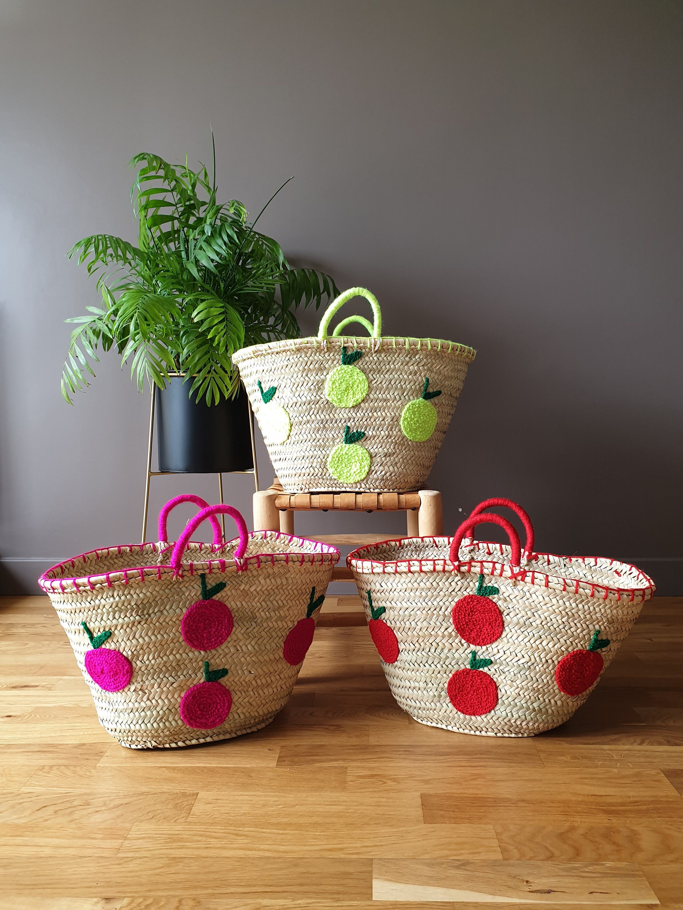 Baskets woven and embroidered with wool threads with "Lemon", "Plum" or "Apple" motifs, short handles trimmed with wool - Handmade
