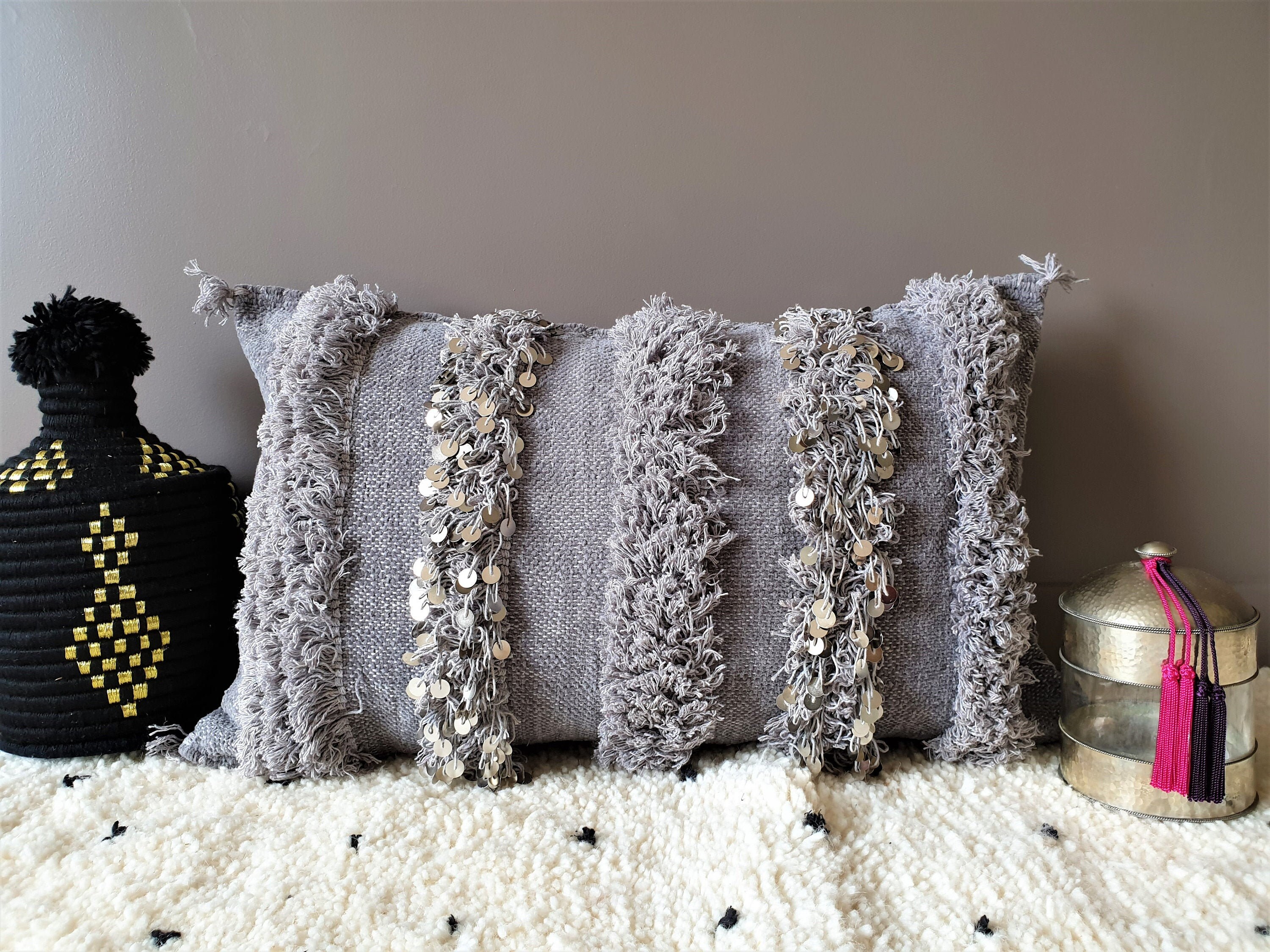 Housse de Coussin Berbère Handira en Velours Brodée Fils Coton et Sequins - Fait Main