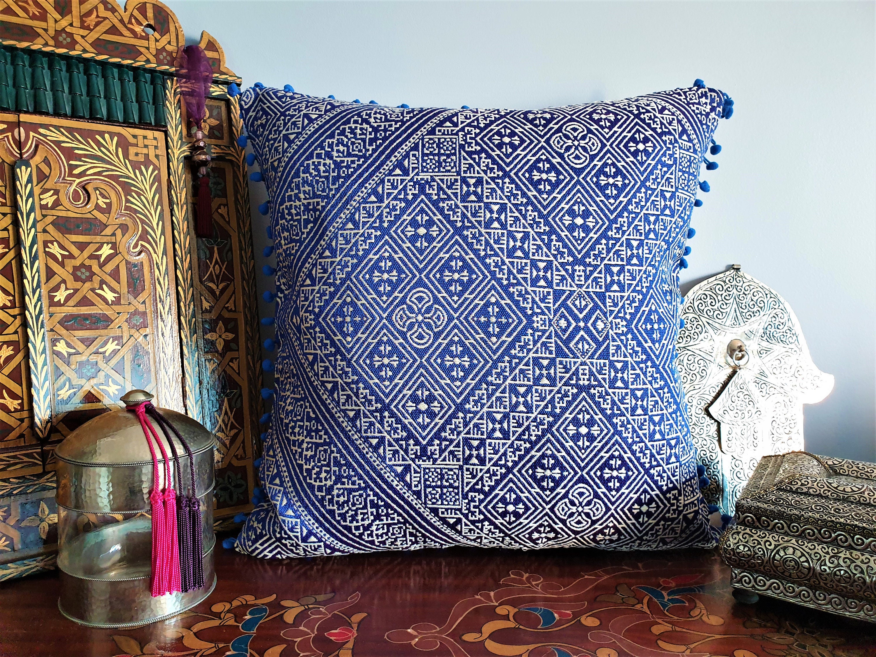 Housse de Coussin en Brocart Marocain Satiné avec Petits Pompons Décoratifs