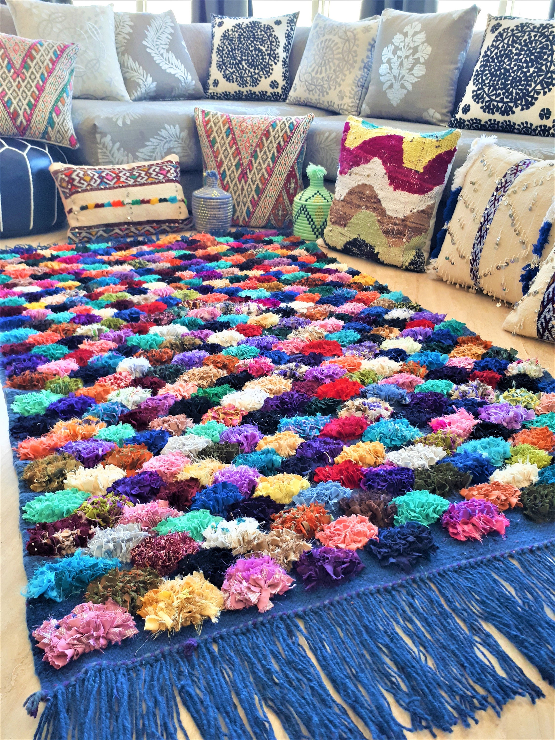 Tapis Berbère Kilim en Laine avec Motifs Pompons Boucherouite - Qualité Supérieure Fait Main