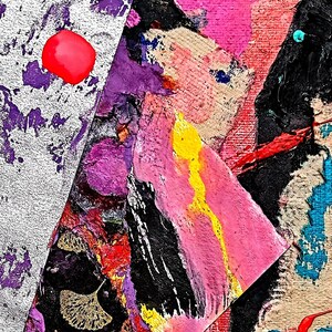Op de afbeelding: Abstract schilderij met roze, paarse, zwarte en zilveren verf. Het schilderij heeft geometrische vormen en een gelaagde, textuurrijke stijl.