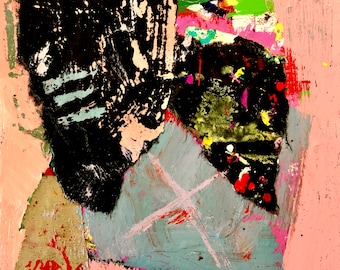 Op de afbeelding: Abstract schilderij met een roze achtergrond, zwarte, groene en blauwe vormen en witte lijnen. Het schilderij heeft een textuur.