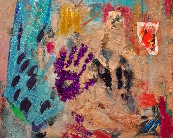 Op de afbeelding: Abstract schilderij met een textuur achtergrond in tinten van bruin, blauw en rood. Het schilderij heeft een paarse glitter handafdruk, zwarte verfspatten en een rood en wit papieren uitsnijding.