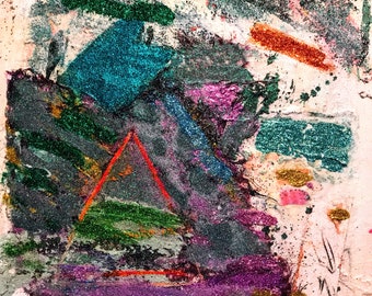 Op de afbeelding: Abstract schilderij met een driehoekige vorm in het midden, omringd door lagen kleurrijke verf, waaronder turquoise, paars, groen en goud. De achtergrond is lichtroze met een textuur.