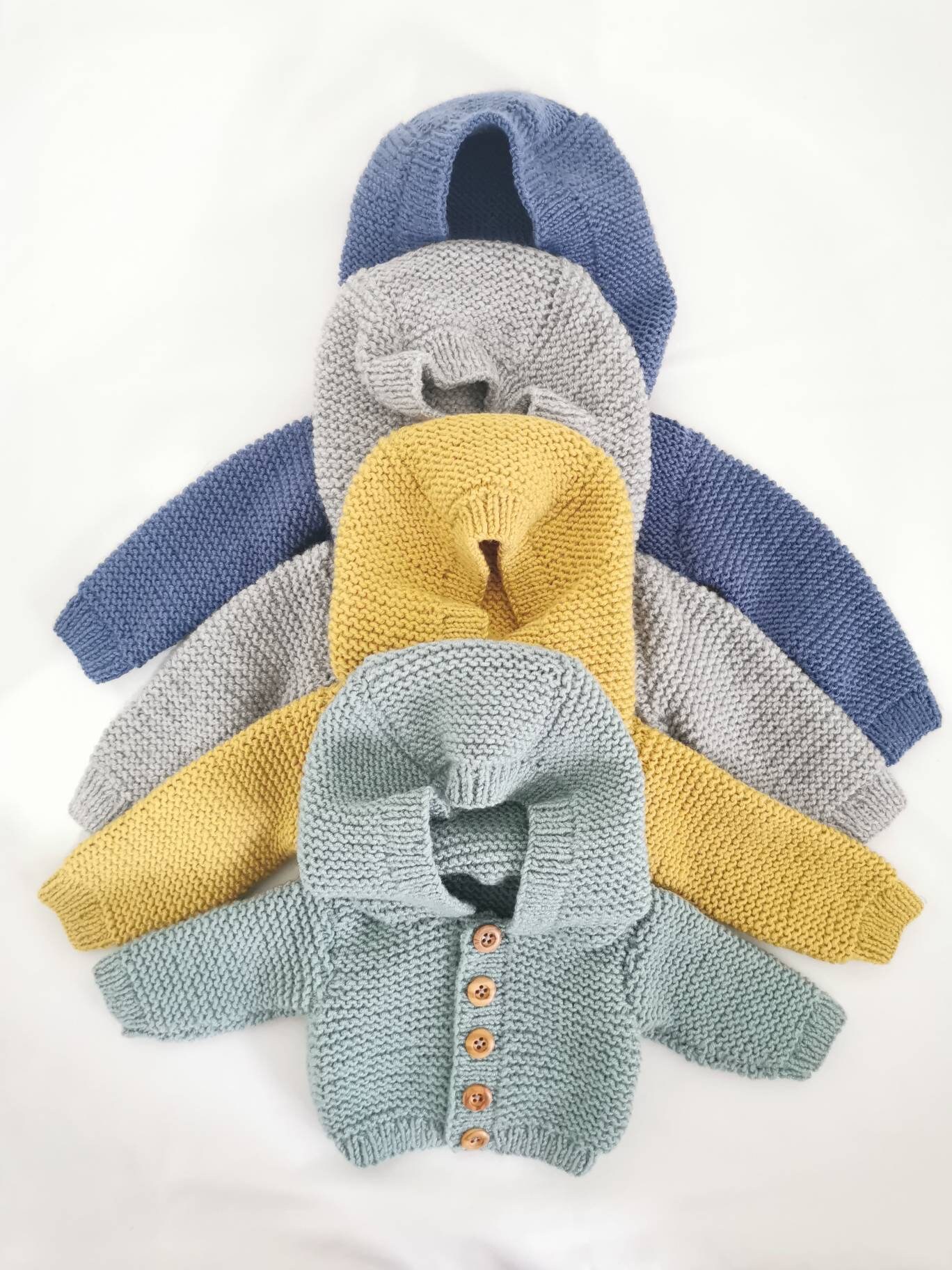 Handgestrickte Baby-Kapuzenjacken mit runden Holzknöpfen