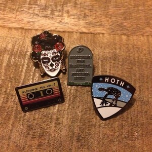 Stocking Stuffer Revers Pin Pack ( 4 beliebige Pins)