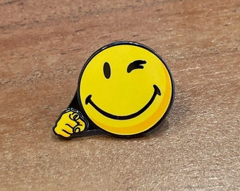 Emaille speld met vrolijk gezichtje, retro smiley reversspeld, feelgood cadeau