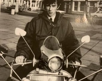 Quadrophenia Czarno-biały wydruk 10 x 8 z osobistym podpisem Phila Danielsa SCOOTER