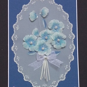 Zachte kaart geschikt voor elke gelegenheid. Maat 14, 8 x 10, 2 cm gemaakt van blauw en wit karton en calqueerpapier, parels en organza lint.