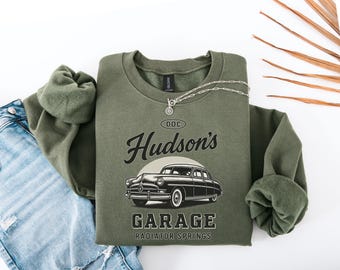 Retro Doc Hudsons Garage Sweatshirt|Radiator Springs Doc Hudson Sweatshirt|Cars Land Grafik Sweatshirt|Autos Pullover|Filmauto|Hornet T-Shirt