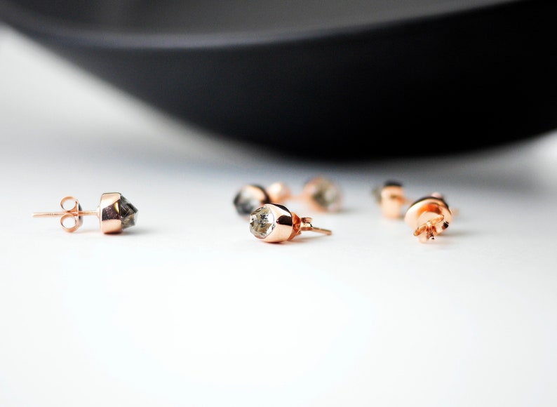 K&ouml;nnte beinhalten: Vier Paar Ohrstecker aus Ros&eacute;gold mit klaren und grauen Edelsteinen.