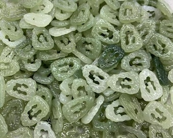 1 Stück natürliche grüne Nephrit geschnitzte Mönch Charms (18 x 26 mm)
