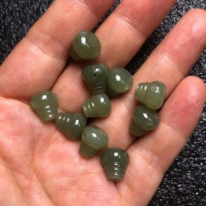 2 Stück natürliche unbehandelte grüne Nephrit Guru Perlen, Mala Perlen, Größe 10 mm
