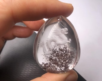 1 Stück natürlich geschnitzter Drachen-Lodolith-Anhänger, gebohrter Gartenquarz-Cabochon (41x33x17mm)