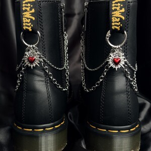 Catene per stivali con ciondoli a forma di cuore rosso per accessori alternativi per Doc Martens