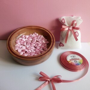 Sacchettino ,segna posto, porta confetti, cerimonia, matrimonio, ricordo, regalo, fatto a mano, tessuto, fiocco, cuore, raso