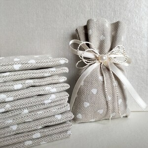 Sacchettino, porta confetti, fatto a mano, matrimonio, ricordo, segna posto, beige, cuore, tessuto, cerimonia, regalo, fiocco, raso