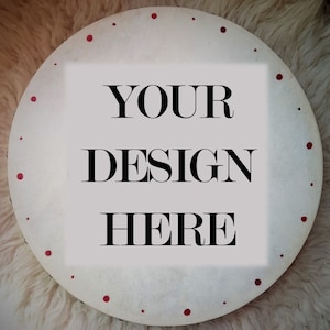 Peut inclure: Tambour rond blanc avec des points rouges autour du bord. Le centre du tambour porte le texte "YOUR DESIGN HERE" en noir.