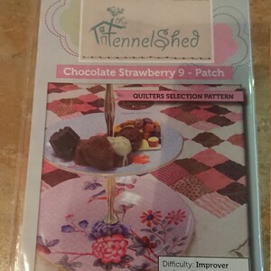 Pode incluir: Um padrão de tecido acolchoado rosa e branco chamado "Chocolate Strawberry 9 - Patch" da The Fennel Shed. O padrão é para acolchoadores e é classificado como um nível de dificuldade "Improver".