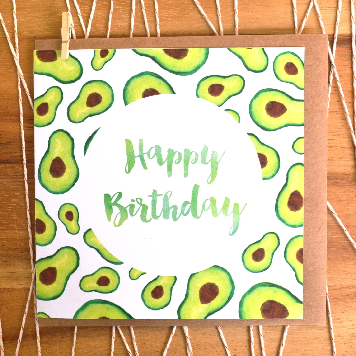 Авокадо с днем рождения. Авокадо с днем рождения. Рисунок на день рождения с авокадо. Поздравление с днём рождения с авокадо. Открытка с авокадо на день рождения.