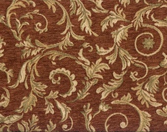 Puede incluir: Primer plano de una alfombra con un patrón repetitivo. La alfombra presenta un fondo marrón rojizo oscuro, superpuesto con diseños florales estilizados y arremolinados en beige y dorado. El patrón es simétrico y ornamentado.