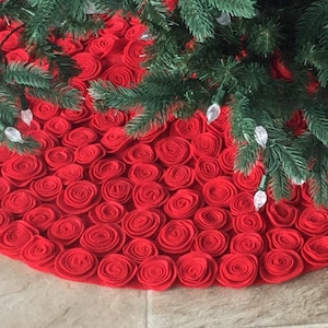 Elegant Red Rose Felt Christmas Tree Skirt - Handcrafted Holiday Decor in Multiple Sizes
