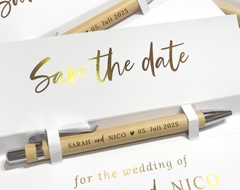 Invitación personalizada para reservar la fecha de la boda con bolígrafo de bambú grabado – Elegante diseño en lámina de oro