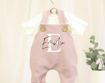 Gepersonaliseerde babyoveralls met naam • Geribbelde jersey romper voor meisjes • Groei-met-mij-outfit • Kraamcadeau