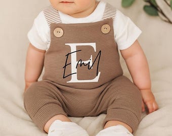 Gepersonaliseerde babyoveralls met naam • bruine jersey overalls met scheurtjes • babyoutfit • kraamcadeau • handgemaakte babykleding