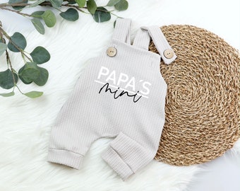 VOODULU® Latzhose"Blümi" - Romper Baby Struktur Jersey-beige -Holzknöpfe Geschenk Geburt Taufe Junge Mädchen personalisiert Latzhose Newborn