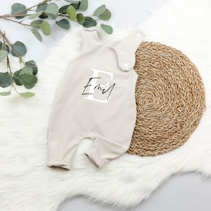 VOODULU® "Handmade romper - beige - newborn -uni- personalized - sustainable - baby clothes - gift idea"