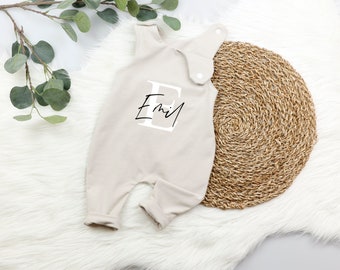 VOODULU® "Handgemaakte romper - beige - newborn -uni- gepersonaliseerd - duurzaam - babykleding - cadeau-idee"