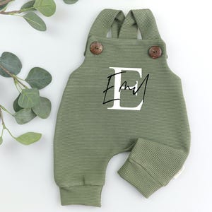 Salopette bébé personnalisée – Barboteuse vert olive avec boutons en bois – Cadeau naissance, baptême, garçon, fille, tenue bébé fait main