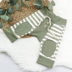 VOODULU® *LIMITED* Pantaloni - jersey - oliva - strisce - abbottonatura - pantaloni coccolosi - neonato - bambino - ragazza - ragazzo - regalo